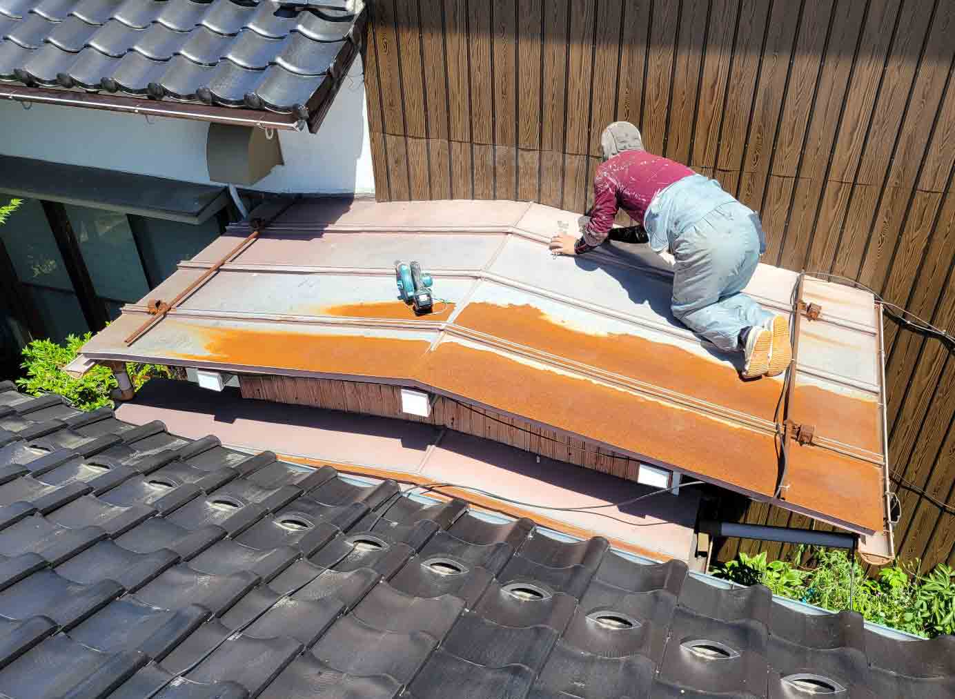 米子のリフォーム会社トイロの軒樋塗装リフォーム施工中