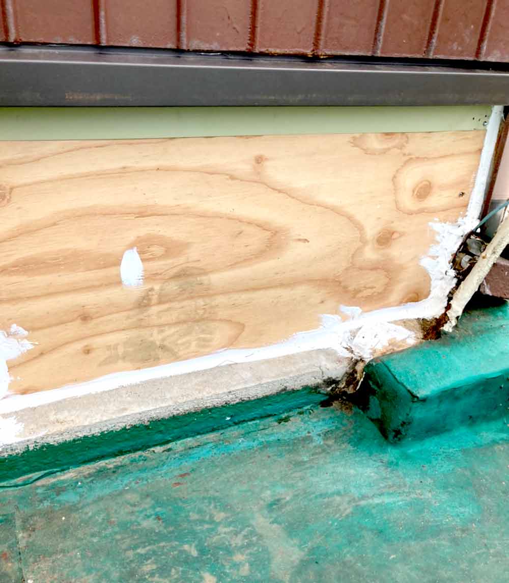 米子のリフォーム会社TOIROの雨漏り修繕リフォームコンパネすき間防水加工