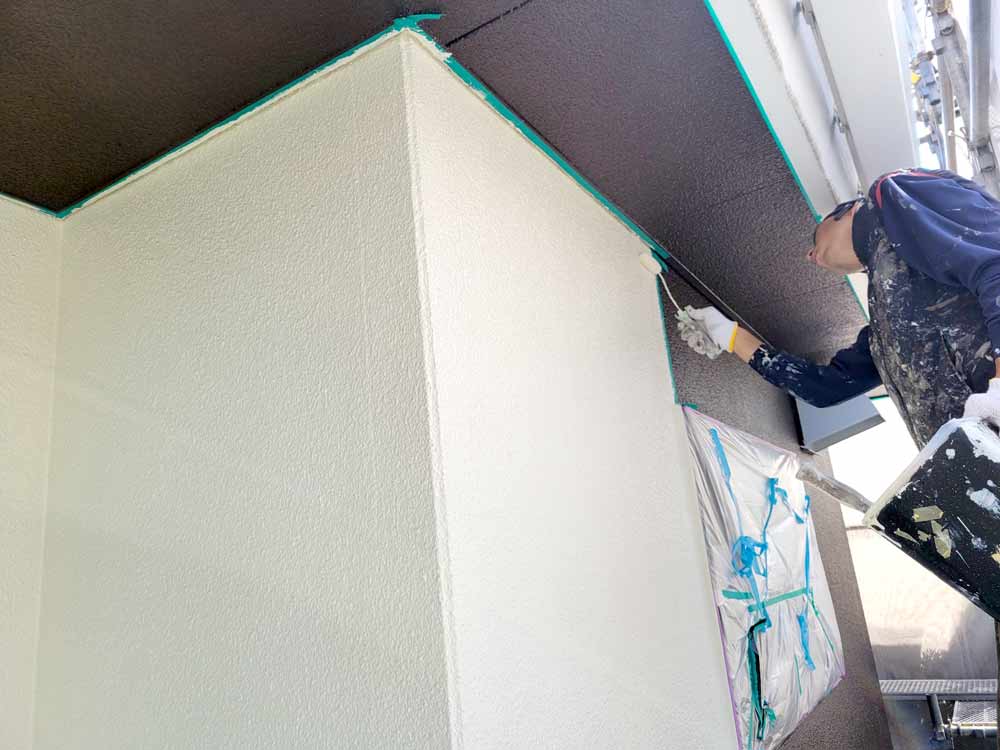 米子のリフォーム会社TOIROの外壁塗装2色塗り施工中