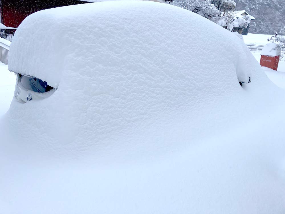 TOIROスタッフ木村の車雪で埋まる