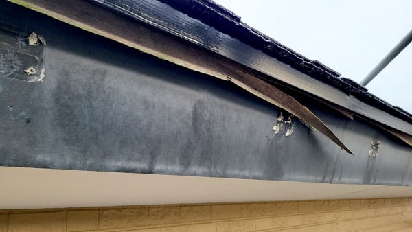 米子市M様邸外壁・屋根塗装施工中雨樋撤去後