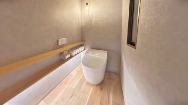 北欧モダン｜タイル張りの古い和式トイレをモルタル調クロス×木目CFで洗練空間へ