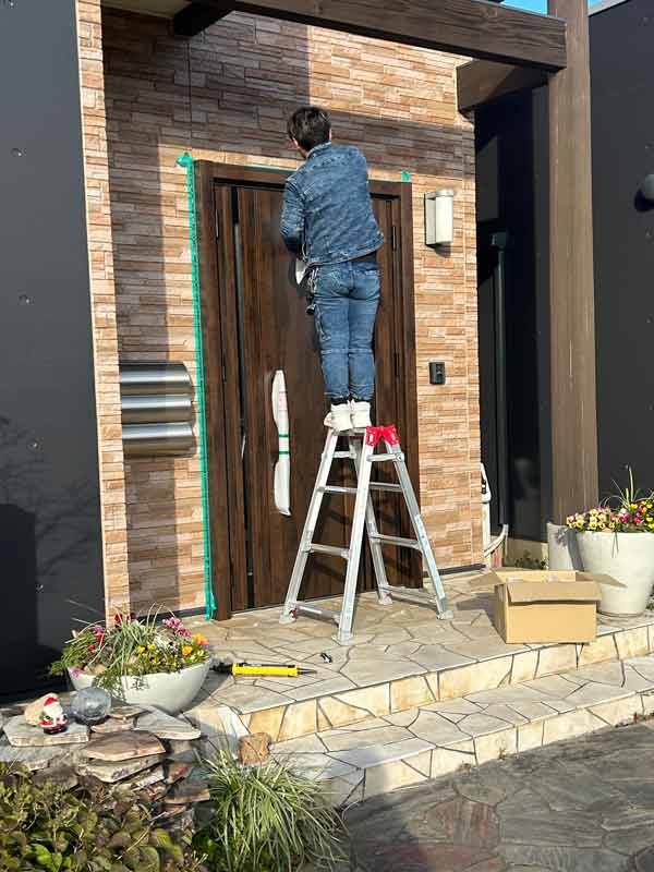 米子市S様邸玄関ドアリフォーム施工中