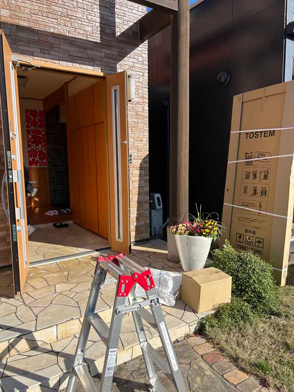 米子市S様邸玄関ドアリフォーム施工中