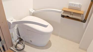 車椅子対応トイレリフォーム！ネオレストとアームレストで安心なトイレへ