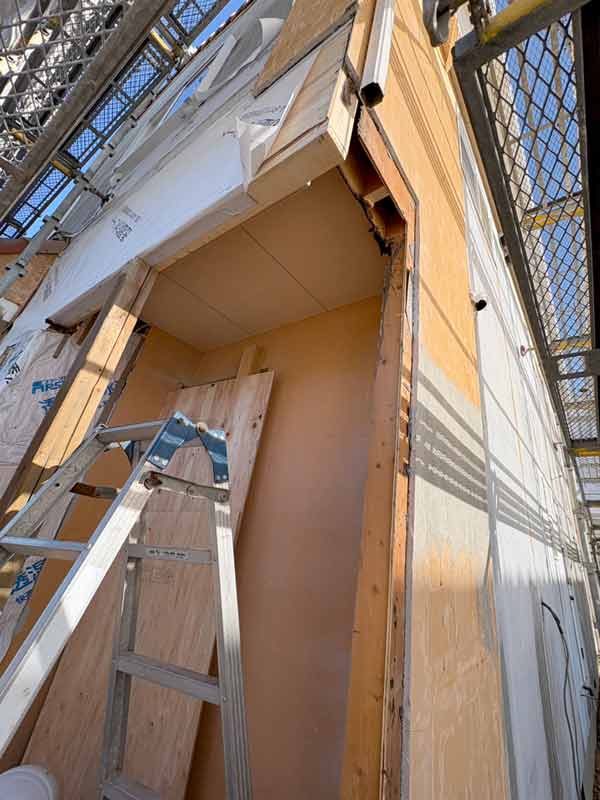 南部町I様邸外壁リフォーム施工中