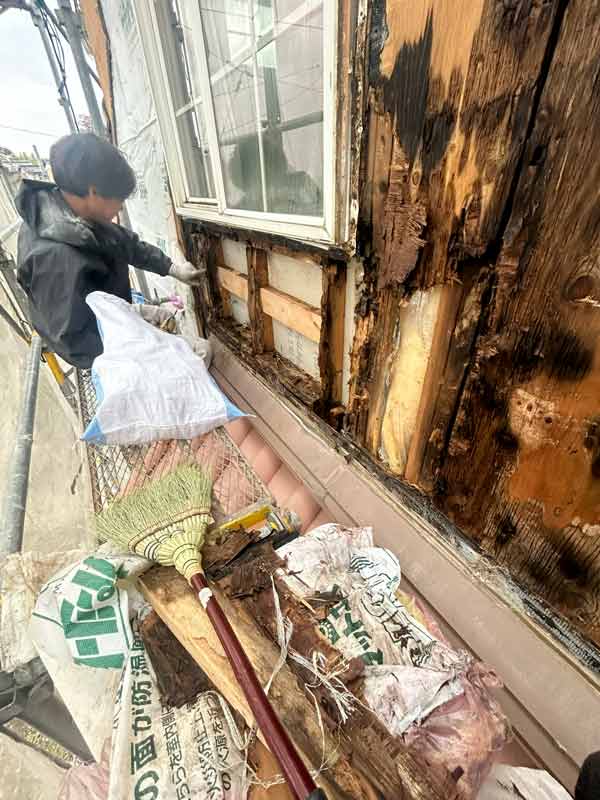 南部町I様邸外壁リフォーム施工中